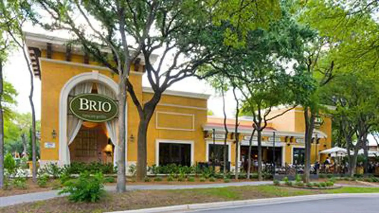 Yellow building façade of Brio